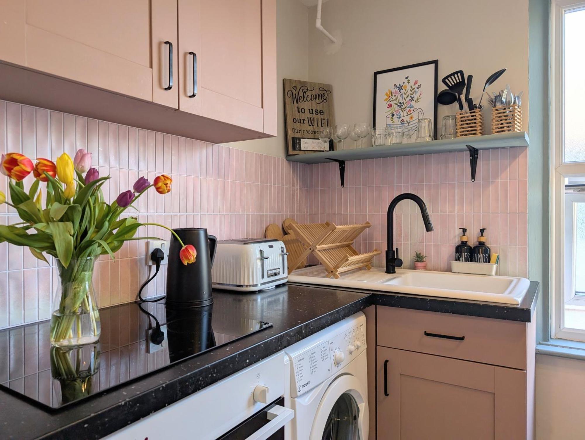 Peacehaven Retreat - 4 Minutes From The Beach! Pet Friendly! เวย์มัธ ภายนอก รูปภาพ